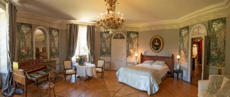 Een prachtige kasteelkamer met een kingsize bed en een verfijnde inrichting.